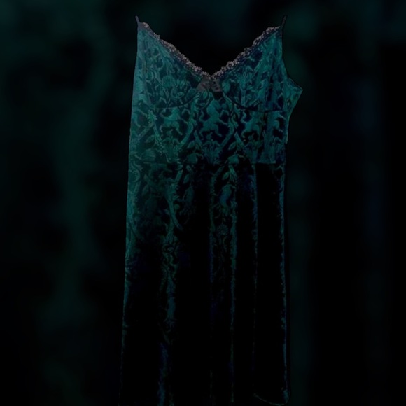 Emerald Velvet Killstar Dress - Picture 5 of 9